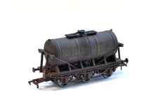 gaugemaster-da4f-031-048-west-park-dairy-no-7-milk-tanker-weathered-oo-gauge