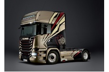 italeri-3930-scania-r730-streamline-team-chimera-front-left-gold