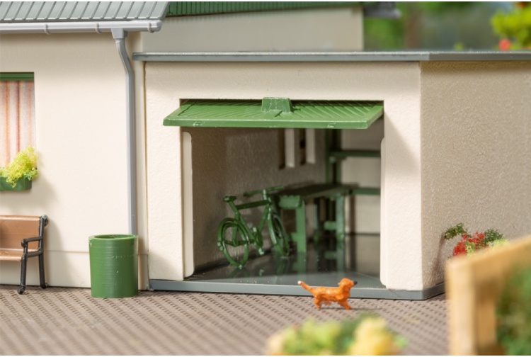 Auhagen 11454 Detached House With Garage Closeup Garage Doors Open