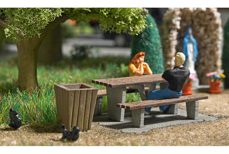 Busch 7729 Mini-World - Picnic Area Example Layout