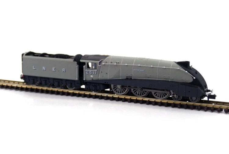 gaugemaster-da2s-008-013-a4-valanced-silver-king-2511-lner-silver-grey-1