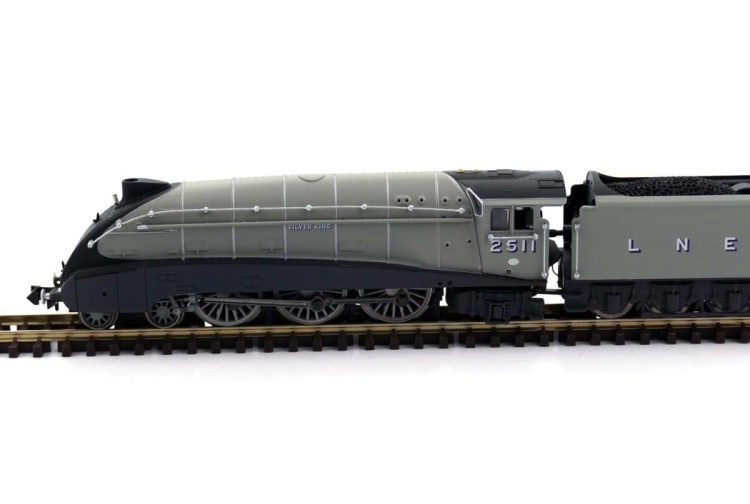 gaugemaster-da2s-008-013-a4-valanced-silver-king-2511-lner-silver-grey-3