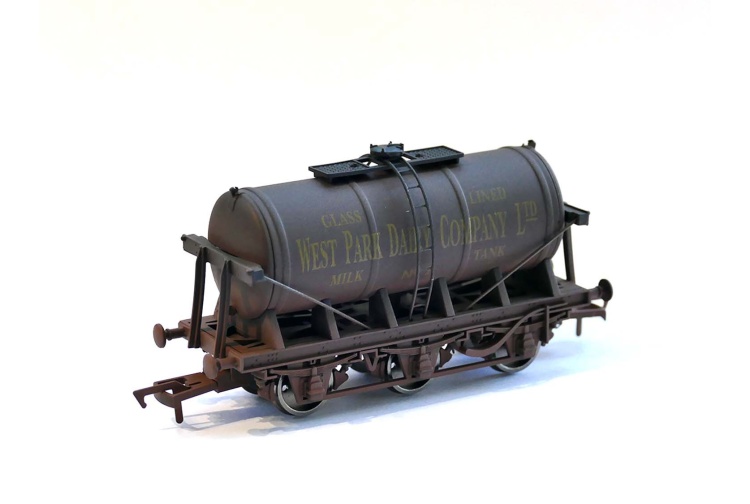 gaugemaster-da4f-031-048-west-park-dairy-no-7-milk-tanker-weathered-oo-gauge