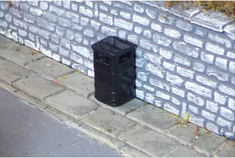 Gaugemaster GM464 OO Gauge Litter Bins (Pack of 3)