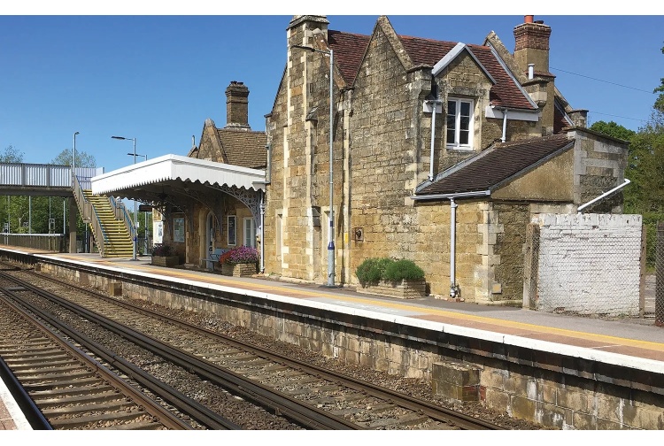 hornby-r7362-south-eastern-railway-station-example