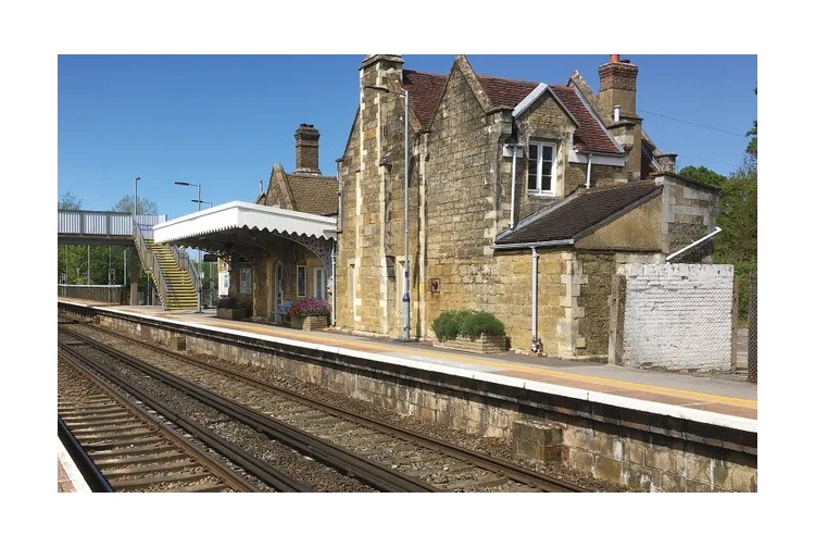 hornby-r7365-south-eastern-railway-signal-box-1