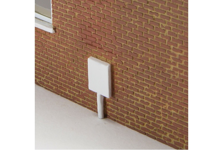 hornby-r9807-modern-bungalow-closeup-utility-box