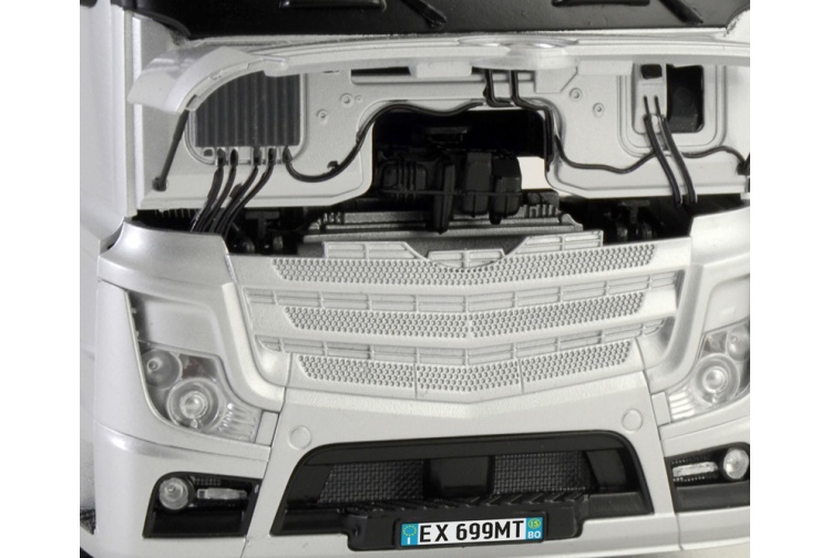 italeri-3905-mercedes-benz-actros-mp4-gigaspace-front-open-bonnet-details